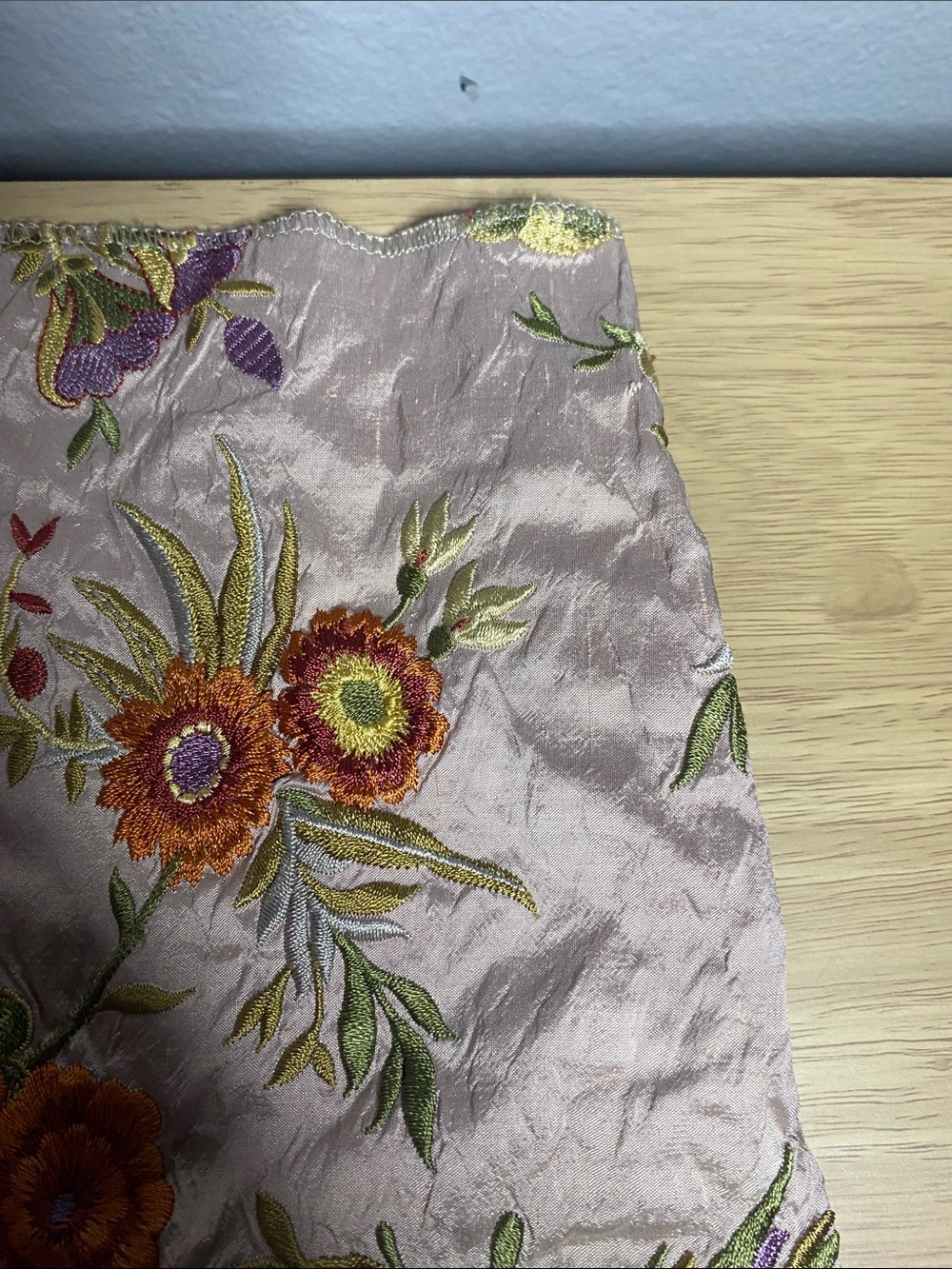 Hickory Tannery High-end designer embroidered silk drapery & upholstery fabric - Picture 4 of 12